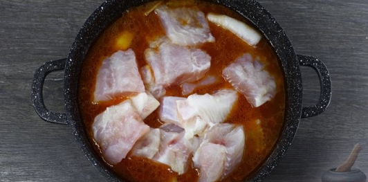 Фото приготовления рецепта: Рыба, тушенная с картофелем в томатно-имбирном соусе - шаг №17