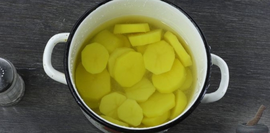 Фото приготовления рецепта: Рыба, тушенная с картофелем в томатно-имбирном соусе - шаг №5