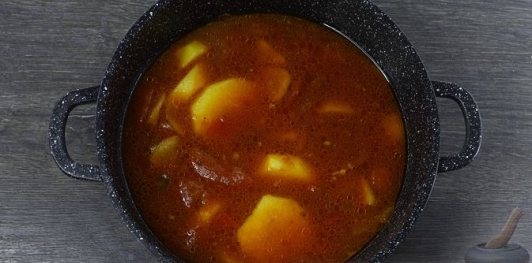 Фото приготовления рецепта: Рыба, тушенная с картофелем в томатно-имбирном соусе - шаг №16