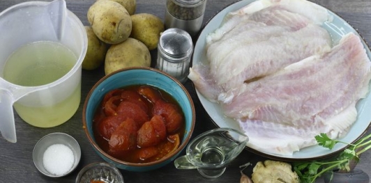 Фото приготовления рецепта: Рыба, тушенная с картофелем в томатно-имбирном соусе - шаг №1