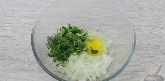 Фото приготовления рецепта: Рыба, запечённая в лаваше, с помидором и маринованным луком - шаг №4