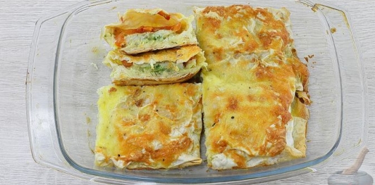 Фото приготовления рецепта: Рыба, запечённая в лаваше, с помидором и маринованным луком - шаг №18