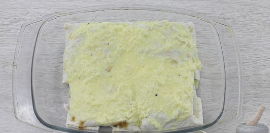 Фото приготовления рецепта: Рыба, запечённая в лаваше, с помидором и маринованным луком - шаг №16