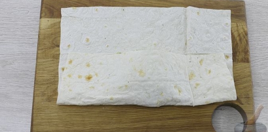 Фото приготовления рецепта: Рыба, запечённая в лаваше, с помидором и маринованным луком - шаг №11