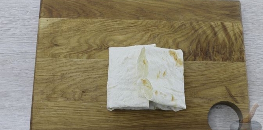 Фото приготовления рецепта: Рыба, запечённая в лаваше, с помидором и маринованным луком - шаг №13