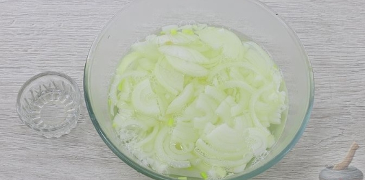 Фото приготовления рецепта: Рыба, запечённая в лаваше, с помидором и маринованным луком - шаг №2