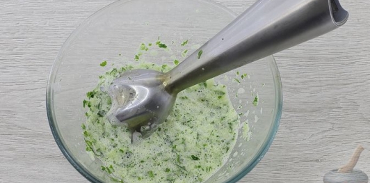 Фото приготовления рецепта: Рыба, запечённая в лаваше, с помидором и маринованным луком - шаг №5