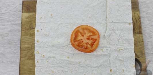 Фото приготовления рецепта: Рыба, запечённая в лаваше, с помидором и маринованным луком - шаг №9