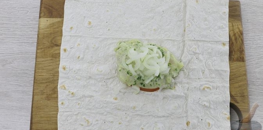 Фото приготовления рецепта: Рыба, запечённая в лаваше, с помидором и маринованным луком - шаг №10