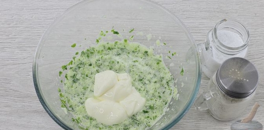 Фото приготовления рецепта: Рыба, запечённая в лаваше, с помидором и маринованным луком - шаг №6