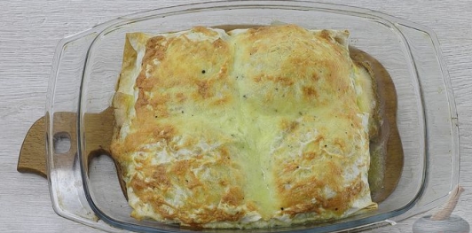 Фото приготовления рецепта: Рыба, запечённая в лаваше, с помидором и маринованным луком - шаг №17