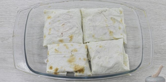 Фото приготовления рецепта: Рыба, запечённая в лаваше, с помидором и маринованным луком - шаг №14