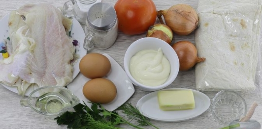 Фото приготовления рецепта: Рыба, запечённая в лаваше, с помидором и маринованным луком - шаг №1