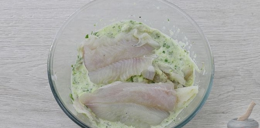 Фото приготовления рецепта: Рыба, запечённая в лаваше, с помидором и маринованным луком - шаг №7