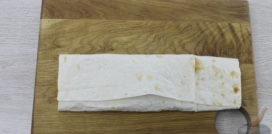 Фото приготовления рецепта: Рыба, запечённая в лаваше, с помидором и маринованным луком - шаг №12