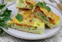 Рыба, запечённая в лаваше, с помидором и маринованным луком