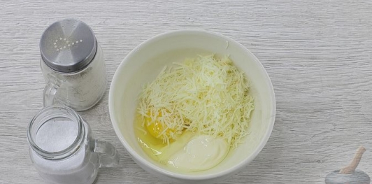 Фото приготовления рецепта: Рыба, запечённая в лаваше, с помидором и маринованным луком - шаг №15