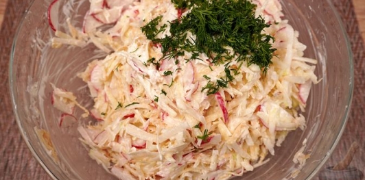 Фото приготовления рецепта: Салат из кольраби, редиса и яблок - шаг №12