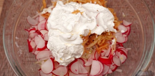 Фото приготовления рецепта: Салат из кольраби, редиса и яблок - шаг №11