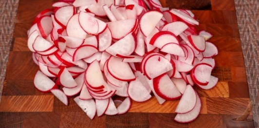 Фото приготовления рецепта: Салат из кольраби, редиса и яблок - шаг №4