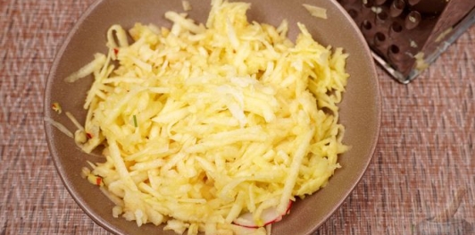 Фото приготовления рецепта: Салат из кольраби, редиса и яблок - шаг №7