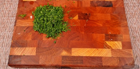 Фото приготовления рецепта: Салат из кольраби, редиса и яблок - шаг №6