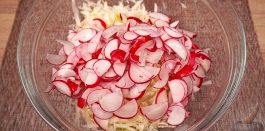 Фото приготовления рецепта: Салат из кольраби, редиса и яблок - шаг №5