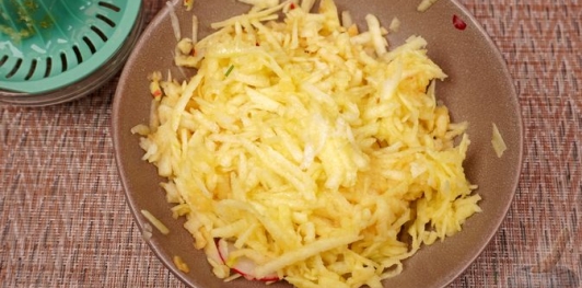 Фото приготовления рецепта: Салат из кольраби, редиса и яблок - шаг №8