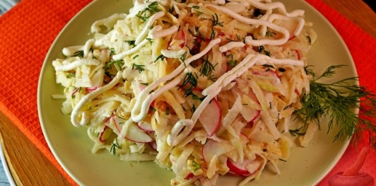 Фото приготовления рецепта: Салат из кольраби, редиса и яблок - шаг №13