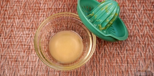 Фото приготовления рецепта: Салат из кольраби, редиса и яблок - шаг №2