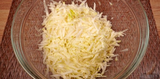 Фото приготовления рецепта: Салат из кольраби, редиса и яблок - шаг №3