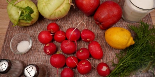 Фото приготовления рецепта: Салат из кольраби, редиса и яблок - шаг №1