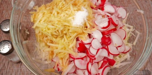 Фото приготовления рецепта: Салат из кольраби, редиса и яблок - шаг №9