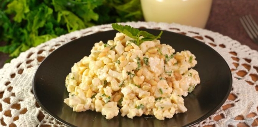 Фото приготовления рецепта: Салат из свежей цветной капусты и орехов - шаг №10