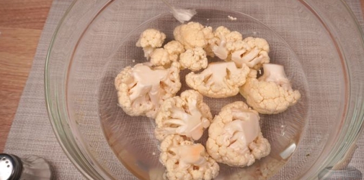 Фото приготовления рецепта: Салат из свежей цветной капусты и орехов - шаг №2