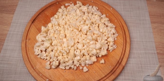 Фото приготовления рецепта: Салат из свежей цветной капусты и орехов - шаг №4