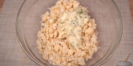 Фото приготовления рецепта: Салат из свежей цветной капусты и орехов - шаг №8