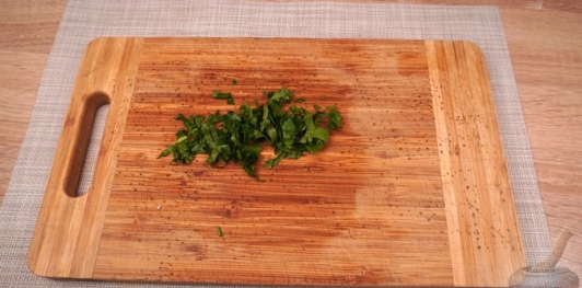 Фото приготовления рецепта: Салат из свежей цветной капусты и орехов - шаг №3