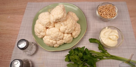 Фото приготовления рецепта: Салат из свежей цветной капусты и орехов - шаг №1