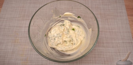 Фото приготовления рецепта: Салат из свежей цветной капусты и орехов - шаг №6