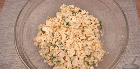 Фото приготовления рецепта: Салат из свежей цветной капусты и орехов - шаг №9