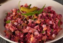 Салат из свёклы с яйцами и маринованными огурцами