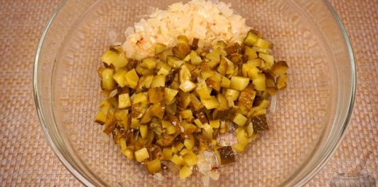 Фото приготовления рецепта: Салат из свёклы с яйцами и маринованными огурцами - шаг №9