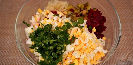 Фото приготовления рецепта: Салат из свёклы с яйцами и маринованными огурцами - шаг №13