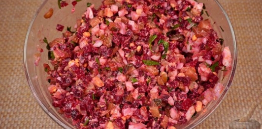 Фото приготовления рецепта: Салат из свёклы с яйцами и маринованными огурцами - шаг №16