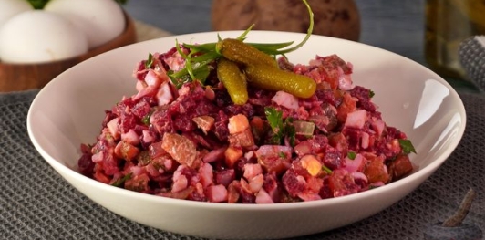 Фото приготовления рецепта: Салат из свёклы с яйцами и маринованными огурцами - шаг №17