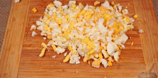 Фото приготовления рецепта: Салат из свёклы с яйцами и маринованными огурцами - шаг №12