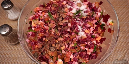 Фото приготовления рецепта: Салат из свёклы с яйцами и маринованными огурцами - шаг №15