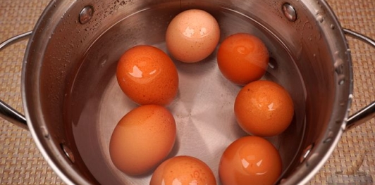 Фото приготовления рецепта: Салат из свёклы с яйцами и маринованными огурцами - шаг №3