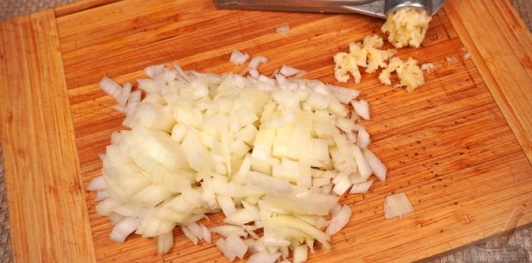 Фото приготовления рецепта: Салат из свёклы с яйцами и маринованными огурцами - шаг №4